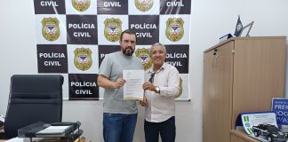 Presidente da ARJORE entrega convite ao Delegado Regional Ricardo Rodrigues, homenageado por serviços prestados ao Vale do Jamari