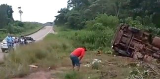 Carreta tomba na Serra de Colorado do Oeste e mulher morre esmagada na BR-435