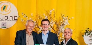 Presidente da Câmara de Ariquemes, Filipe Rozique, recebe Troféu e Certificado de Atitude e Cidadania da ARJORE