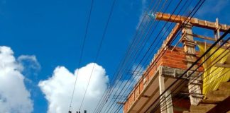 Profissionais da construção civil estão entre os mais vulneráveis a choques elétricos; Energisa reforça orientações de segurança
