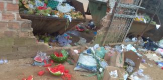 Mau cheiro e acúmulo de lixo geram reclamações na Feira dos Produtores de Ariquemes