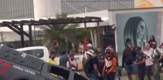 Viatura da Polícia Militar cai em valeta durante perseguição em Ariquemes