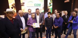 Governador Marcos Rocha recebe título de Presidente de Honra da Fenacom durante homenagens a jornalistas