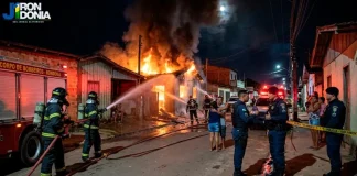 Incêndio destrói residência durante a madrugada na zona Leste de Porto Velho