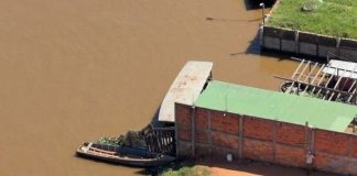 PF prende cinco pessoas e apreende 1.900 litros de combustível contrabandeado em Guajará-Mirim/RO