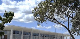 Governo Lula abre processo de reciprocidade contra EUA após novo tarifaço