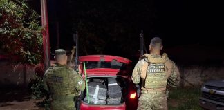 A Polícia Federal apreendeu 329 quilos de maconha e prendeu dois homens na sexta-feira (25/9), em Mundo Novo. A operação teve apoio do Batalhão de Polícia de Fronteira (BPFron).