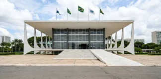 Pedido de vista de Flávio Dino suspende análise no STF e deixa decisão sobre casos de Moraes e Mendonça em aberto