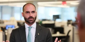 Eduardo Bolsonaro pede à equipe de Trump sanções a Moraes, Gilmar e Dino