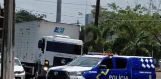Mulher fica ferida após ser fechada por caminhonete na Avenida Tancredo Neves