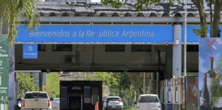 Flávio Bolsonaro e família deixam Argentina em voo privado para Equador