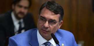 Flávio Bolsonaro afirma ter sido intimado pela PF a entregar passaportes e acusa decisão de intimidação