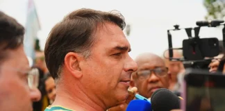 Flávio Bolsonaro desiste de debate da Globo e atribui decisão a medida do TSE