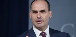 Eduardo Bolsonaro diz que eleição foi fraudada e pede pressão no exterior