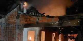 Incêndio destrói residência e caso pode configurar crime previsto no Código Penal