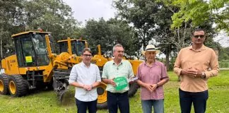 Senador Confúcio Moura entrega motoniveladoras avaliadas em R$ 1,37 milhão para Nova Brasilândia e Jaru