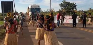 Manifestação indígena bloqueia BR-364 em Cacoal e provoca quilômetros de congestionamento
