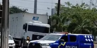 Mulher fica ferida após ser fechada por caminhonete na Avenida Tancredo Neves