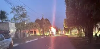 Acidente entre carro e motocicleta deixa mulher ferida após princípio de incêndio em poste na Avenida Rio Branco, em Ariquemes